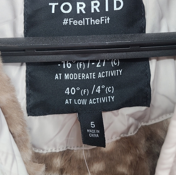 5X - Torrid | FIT & FLARE PUFFER JACKET - FUR NYLON GREY & BIRCH - Picture 9 of 11